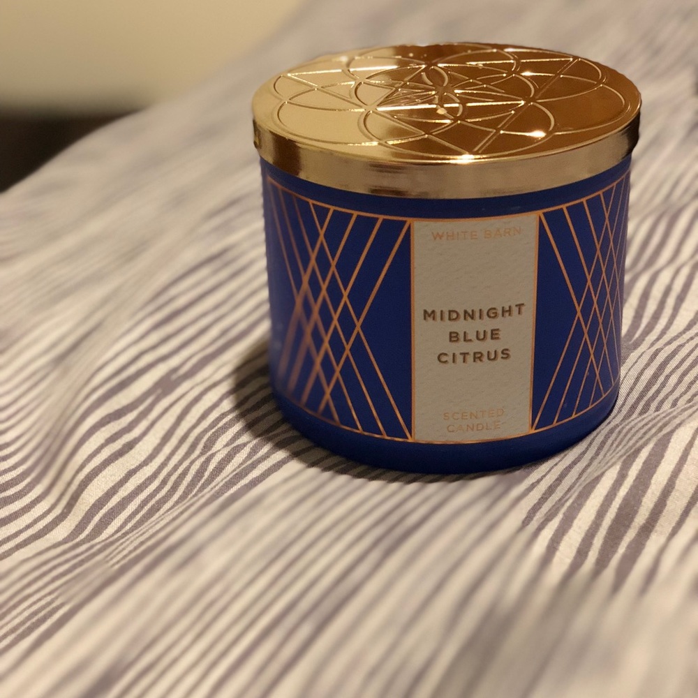 White barn Midnight Blue citrus scented candle